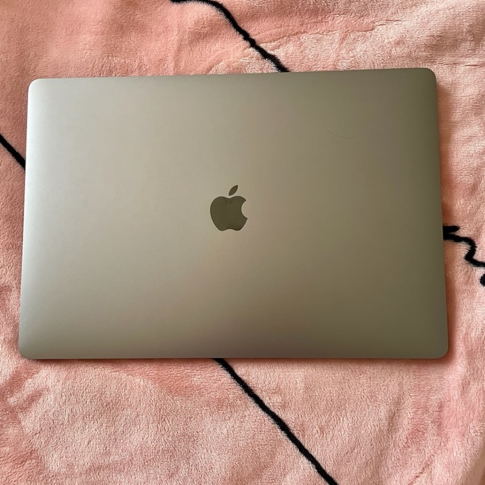 MacBook Pro (13.3-inch, 2020 Four Thunderbolt 3 ports)